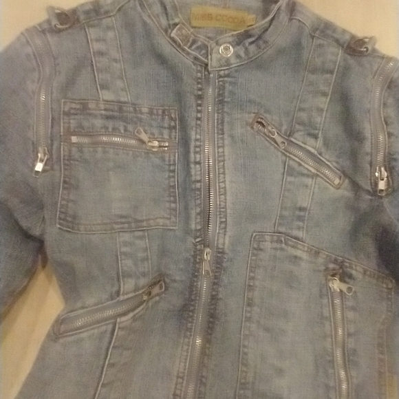 Sexy fun multi zippered faded jean jacket with faux fur collar - Picture 4 of 6